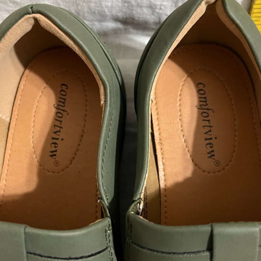 Comfortview Women's Dark Moss Flats size 7 1/2 W
